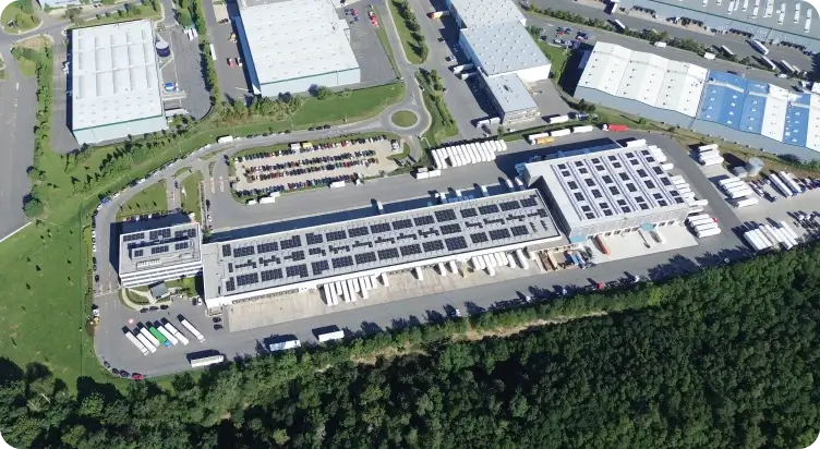 Fotovoltaická elektrárna pokrývá střechy všech tří budov logistického centra DB Schenker